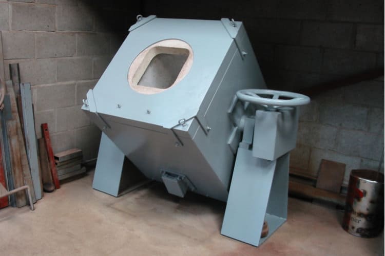 Gas tilting furnace for melting bronze