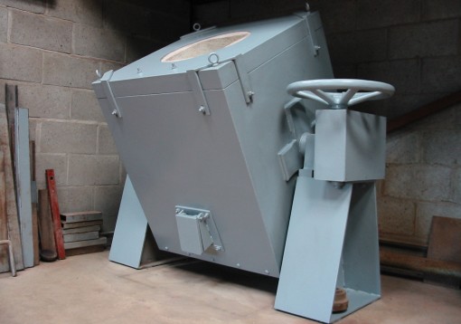 Furnace for melting iron